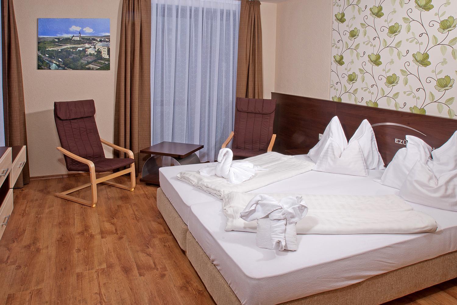 Ezuesthid Hotel Veszprem Exterior photo