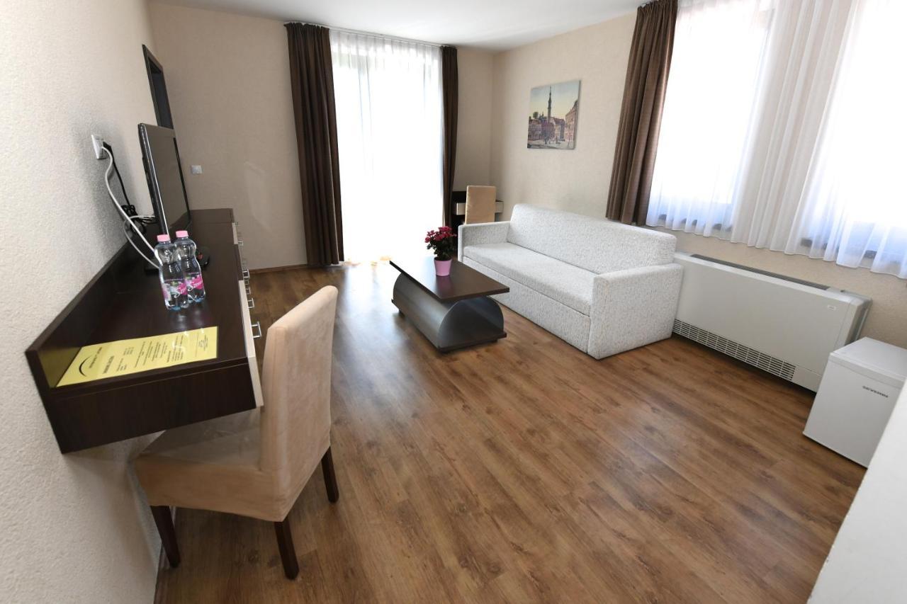 Ezuesthid Hotel Veszprem Exterior photo